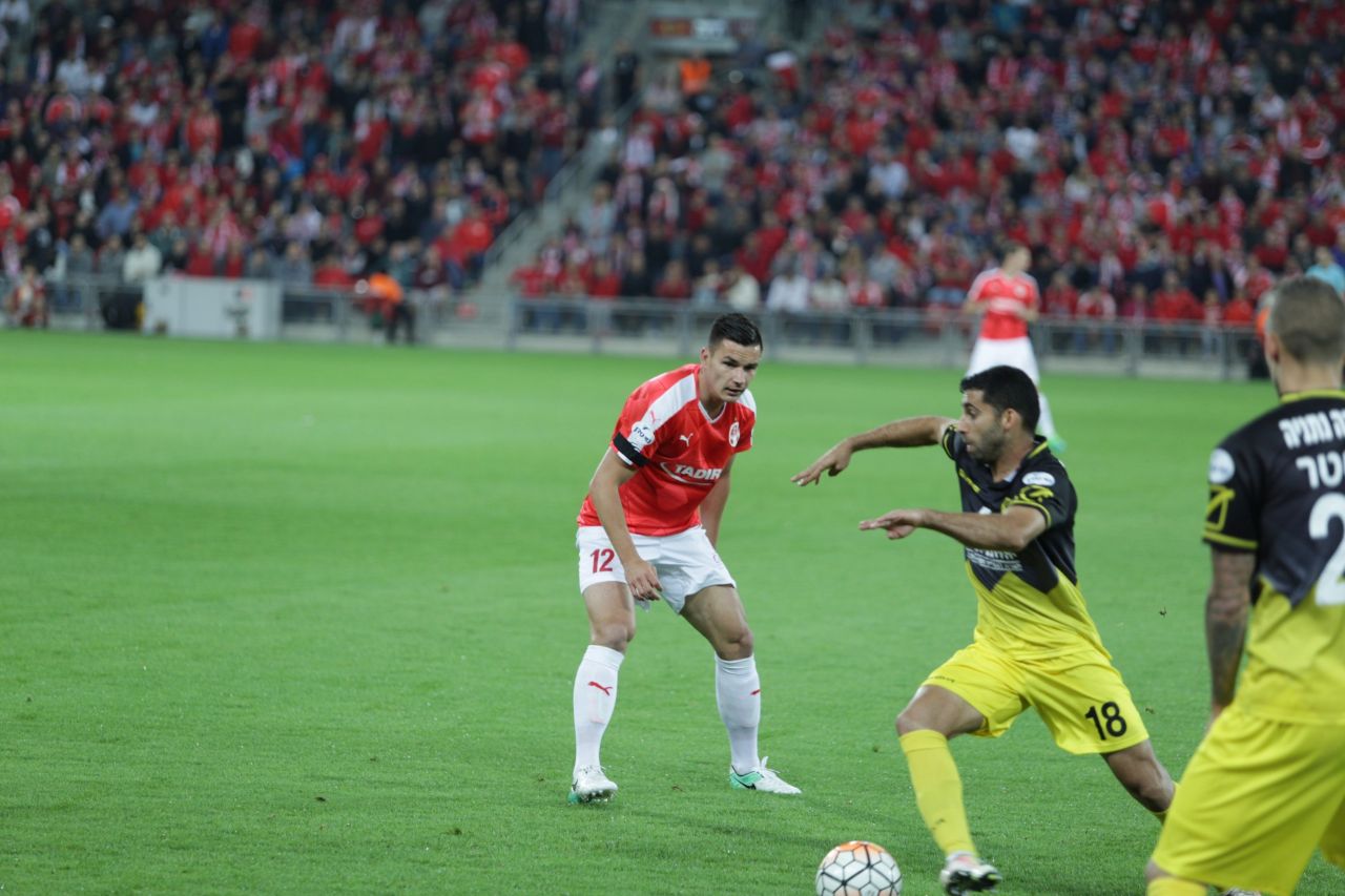 חן עזרא ואובידיו הובאן. בית''ר הייתה קרובה להבקיע במחצית הראשונה (צילום: אסף חיימוביץ')